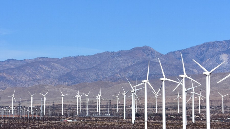 Parque eolico con molinos de viento